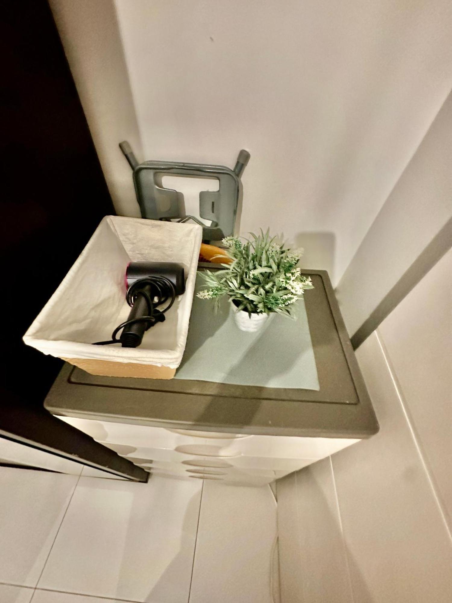 One Bedroom Apartment With Netflix At Greenbelt Makati Manila Exteriör bild